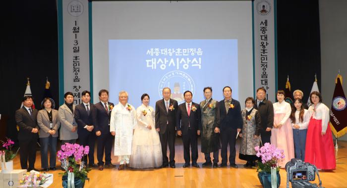반기문 전 총장과 최민호 세종시장 그리고 행사를 준비한 훈정회 임직원