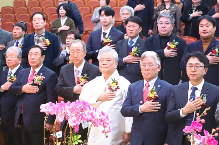 행사에 앞서 국기에 대한 경례를 하는 내외귀빈